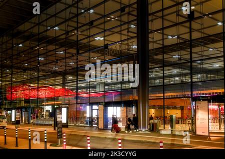 Schönefeld, 25. September 2022: Nachtaufnahme des Empfangsgebäudes am Flughafen BER Berlin-Brandenburg mit reduzierter Fassadenbeleuchtung zum Sparen Stockfoto