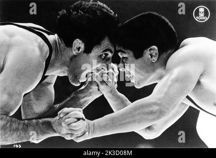 Wrestling Goldmedaillengewinnerin MASAMITSU ICHIGUCHI aus Japan trifft Silbermedaillengewinnerin ULADLEN TROSTIANSKY aus der UdSSR in TOKIO OLYMPIADE der offizielle Dokumentarfilm der Olympischen Spiele 1964 (veröffentlicht 1965) Regisseur Kon ICHIKAWA Music Toshiro Mayuzumi Organisationskomitee für die Spiele der XVIII. Olympiade / Toho Company Stockfoto