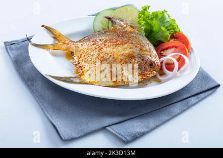 Pomfret braten auf weiß Stockfoto