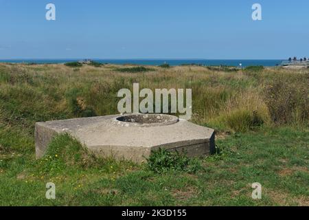 Alter deutscher Weltkrieg 2 Betonbunker für eine Maschinengewehrposition in Pointe du Hoc, Cricqueville-en-Bessin, Normandie, Frankreich Stockfoto