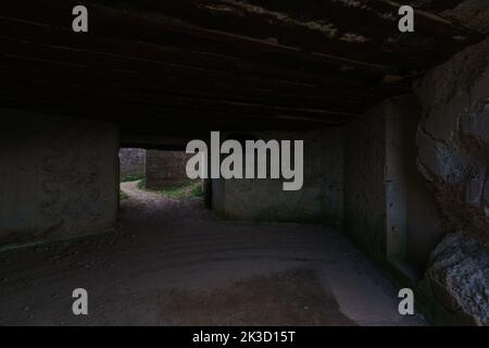 In einem leeren deutschen Bunker aus dem Zweiten Weltkrieg, Reste der Atlantikmauer am Omaha Beach, Normandie, Frankreich Stockfoto