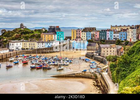 Tenby Harbour Panorama, Pembrokeshire, Wales. Tenby (Walisisch: Dinbych-y-pysgod, lit. 'Forlet of the Fish') ist eine ummauerte Küstenstadt Pembrokeshire Stockfoto