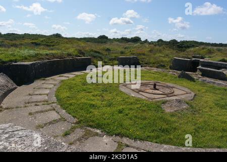 Alte Artilleriebatterieposition mit deutschen Bunkern und Betongraben bei Pointe du Hoc, Cricqueville-en-Bessin, Normandie, Frankreich Stockfoto