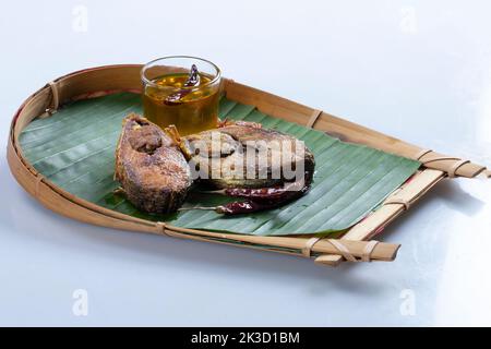 Ilish bhaji für Panta ilish, Bengalisches Neujahr festliches Gericht. Gebratene Hilsha-Scheiben mit Chili, Tomaten und Zwiebeln. Der Hilsa-Fischbrut ist in pohela boishakh beliebt Stockfoto