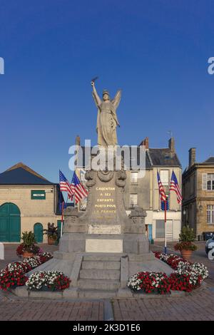 Gedenkstätte des Weltkrieges 1 und 2 mit Blumen in der Kleinstadt Carentan, Normandie, Frankreich Stockfoto