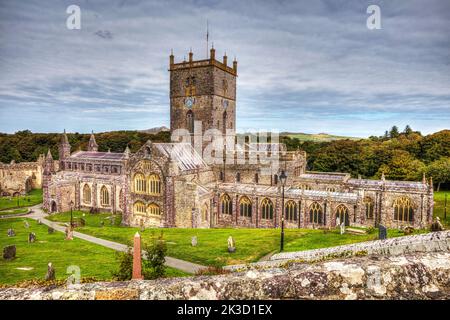 St Davids Cathedral, Pembrokeshire, Wales die St Davids Cathedral (Walisisch: Eglwys Gadeiriol Tyddewi) befindet sich in St. Davids, der kleinsten Stadt Großbritanniens Stockfoto