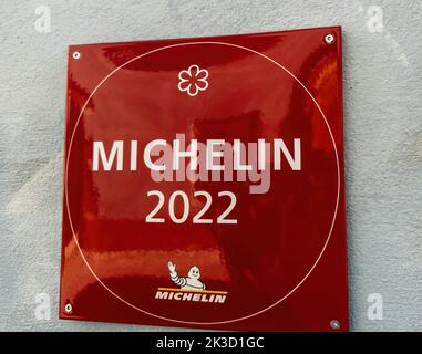 Paris, Frankreich - 22. Sep 2022: Rote, lebhaft lackierte Michelin 2022-Beschilderung am Eingang des Luxusrestaurants - ausgezeichnet an Orte, die Michelin als die besten in einer bestimmten Stadt betrachtet Stockfoto