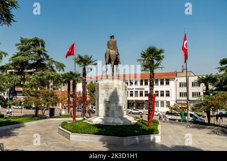 Bursa, Türkei September 17 2022: Die berühmte Mustafa Kemal Atatürk Statue in Bursa, Gründer des türkischen Staates Stockfoto