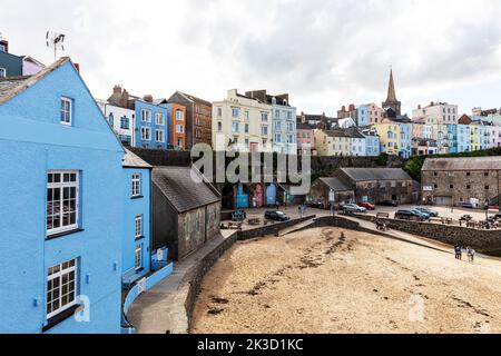 Tenby Harbour Panorama, Pembrokeshire, Wales. Tenby (Walisisch: Dinbych-y-pysgod, lit. 'Forlet of the Fish') ist eine ummauerte Küstenstadt Pembrokeshire Stockfoto