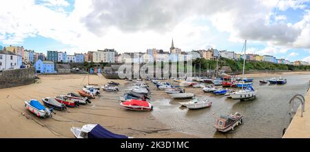 Tenby Harbour Panorama, Pembrokeshire, Wales. Tenby (Walisisch: Dinbych-y-pysgod, lit. 'Forlet of the Fish') ist eine ummauerte Küstenstadt Pembrokeshire Stockfoto