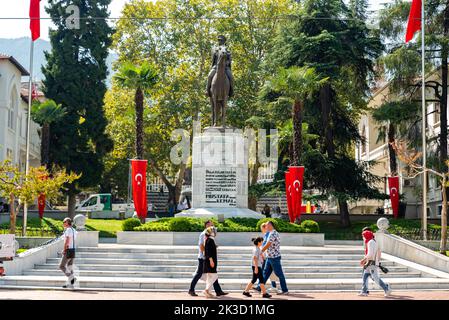 Bursa, Türkei September 17 2022: Die berühmte Mustafa Kemal Atatürk Statue in Bursa, Gründer des türkischen Staates Stockfoto
