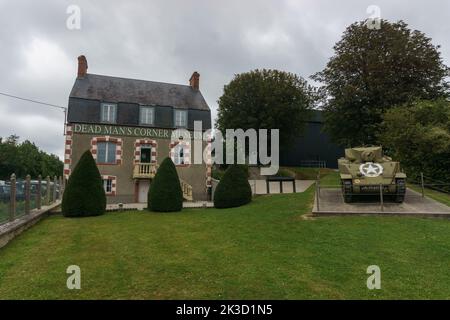Dead man's Corner mit Museum und Panzer, Museum des 2. Weltkrieges in Saint Come du Mont, Frankreich Stockfoto