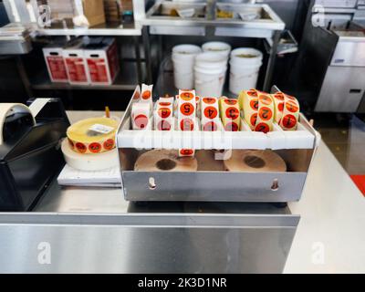 Paris, Frankreich - 21. Sep 2022: Five Guys amerikanisches Fast-Food-Restaurant mit Aufklebern für Kundenbestellungen - Kette mit Schwerpunkt auf Hamburgern, Hot Dogs und Pommes Frites mit Hauptsitz in Lorton, Virginia Stockfoto