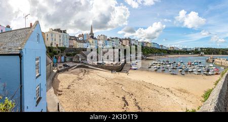 Tenby Harbour Panorama, Pembrokeshire, Wales. Tenby (Walisisch: Dinbych-y-pysgod, lit. 'Forlet of the Fish') ist eine ummauerte Küstenstadt Pembrokeshire Stockfoto