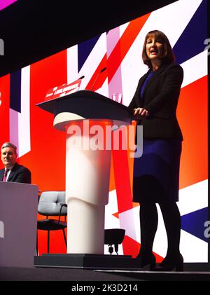 Liverpool, Großbritannien. 24. September 2022. Rachel Reeves, Schattenkanzlerin der Staatsexekarin für die Labour Party, spricht auf der Arbeiterkonferenz in Liverpool. 2022 Credit: Della Batchelor/Alamy Live News Stockfoto