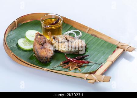 Ilish bhaji für Panta ilish, Bengalisches Neujahr festliches Gericht. Gebratene Hilsha-Scheiben mit Chili, Tomaten und Zwiebeln. Der Hilsa-Fischbrut ist in pohela boishakh beliebt Stockfoto