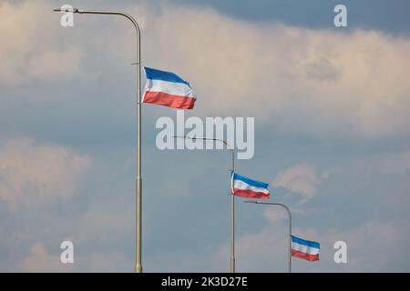 Niederländische Bauern protestieren mit umgekehrten Nationalflaggen, die an Straßenlaternen in Gelderland, Niederlande, hängen Stockfoto