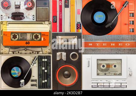 Sammlung von Vintage Plattenspielern, Lautsprechern, Kompaktkassetten und Kassettenrekordern Stockfoto