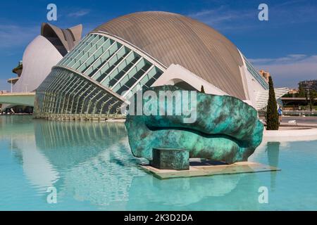 Lips-Skulptur von Igor Mitoraj beim Hemisfèric-Gebäude, einem digitalen 3D-Kino und Planetarium, in der Stadt der Künste und Wissenschaften in Valencia, Spanien im September Stockfoto