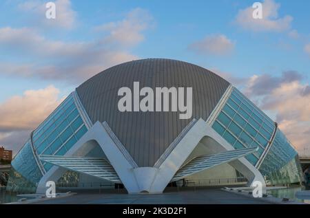 Hemisfèric, ein digitales 3D-Kino und Planetarium, in der Stadt der Künste und Wissenschaften in Valencia, Spanien bei Sonnenaufgang im September - Pastellfarben beim Sonnenaufgang Stockfoto