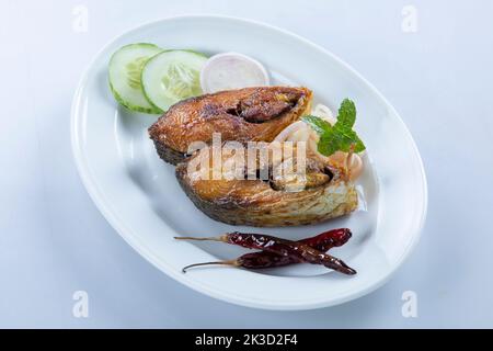 Ilish bhaji für Panta ilish, Bengalisches Neujahr festliches Gericht. Gebratene Hilsha-Scheiben mit Chili, Tomaten und Zwiebeln. Der Hilsa-Fischbrut ist in pohela boishakh beliebt. Stockfoto