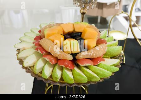 Gruppe von frischen Früchten, Guava, Glockenfrüchten, Pomelo, Trauben, Papaya auf dem Teller für die Party Stockfoto