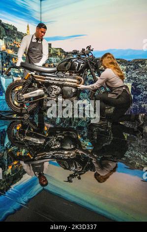 London, Großbritannien. 26. September 2022. No Time To die (2021), Triumph Scrambler 1200 XE, (Schätzung: 20.000 £-30.000) - zum 60.-jährigen Jubiläum der James Bond-Filme veranstalten Christie's und EON Productions einen Charity-Verkauf, Sixty Years of James Bond, darunter insgesamt 60 Lose. Der Live-Verkauf (28.. September) umfasst Fahrzeuge, Uhren, Kostüme und Requisiten, die mit dem Film No Time to die aus dem Jahr 25. zusammengetragen wurden. Kredit: Guy Bell/Alamy Live Nachrichten Stockfoto