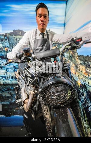 London, Großbritannien. 26. September 2022. No Time To die (2021), Triumph Scrambler 1200 XE, (Schätzung: 20.000 £-30.000) - zum 60.-jährigen Jubiläum der James Bond-Filme veranstalten Christie's und EON Productions einen Charity-Verkauf, Sixty Years of James Bond, darunter insgesamt 60 Lose. Der Live-Verkauf (28.. September) umfasst Fahrzeuge, Uhren, Kostüme und Requisiten, die mit dem Film No Time to die aus dem Jahr 25. zusammengetragen wurden. Kredit: Guy Bell/Alamy Live Nachrichten Stockfoto