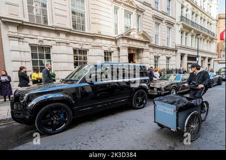 London, Großbritannien. 26. September 2022. No Time to die Vehicles, darunter ein 1981 Aston Martin V8 (Schätzung: 500.000-700.000 £), ein Aston Martin DBS Superleggera, der zugunsten der Royal Foundation of the Duke and Duchess of Cambridge verkauft wurde (Schätzung: 300.000-400.000 £) und ein Land Rover Defender 110, der dem britischen Roten Kreuz zugute kommt (Schätzung: £300.000-500.000) - zum 60.-jährigen Jubiläum der James Bond-Filme veranstalten Christie's und EON Productions einen Charity-Verkauf, Sixty Years of James Bond, einschließlich insgesamt 60 Lose. Kredit: Guy Bell/Alamy Live Nachrichten Stockfoto