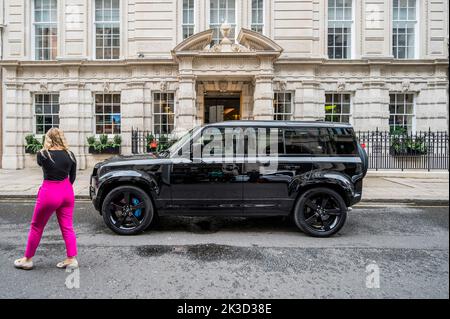 London, Großbritannien. 26. September 2022. Keine Zeit zum Sterben von Fahrzeugen einschließlich eines Land Rover Defender 110 zugunsten des Britischen Roten Kreuzes (Schätzung: £300.000-500.000) - anlässlich des 60.-jährigen Jubiläums der James Bond-Filme veranstalten Christie's und EON Productions einen Charity-Verkauf, Sixty Years of James Bond, einschließlich insgesamt 60 Lose. Der Live-Verkauf (28.. September) umfasst Fahrzeuge, Uhren, Kostüme und Requisiten, die mit dem Film No Time to die aus dem Jahr 25. zusammengetragen wurden. Der Online-Verkauf kann bis zum James Bond Day am 5. Oktober angeboten werden. Kredit: Guy Bell/Alamy Live Nachrichten Stockfoto