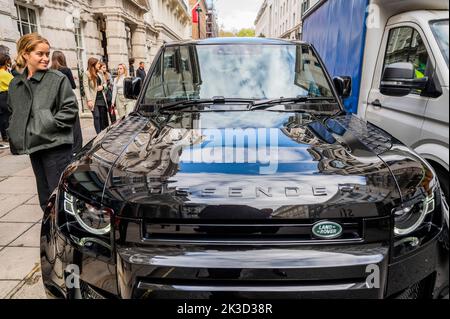 London, Großbritannien. 26. September 2022. Keine Zeit zum Sterben von Fahrzeugen einschließlich eines Land Rover Defender 110 zugunsten des Britischen Roten Kreuzes (Schätzung: £300.000-500.000) - anlässlich des 60.-jährigen Jubiläums der James Bond-Filme veranstalten Christie's und EON Productions einen Charity-Verkauf, Sixty Years of James Bond, einschließlich insgesamt 60 Lose. Der Live-Verkauf (28.. September) umfasst Fahrzeuge, Uhren, Kostüme und Requisiten, die mit dem Film No Time to die aus dem Jahr 25. zusammengetragen wurden. Der Online-Verkauf kann bis zum James Bond Day am 5. Oktober angeboten werden. Kredit: Guy Bell/Alamy Live Nachrichten Stockfoto