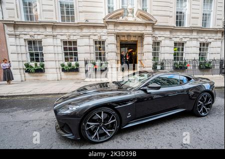 London, Großbritannien. 26. September 2022. Keine Zeit zum Sterben von Fahrzeugen, darunter ein Aston Martin DBS Superleggera, der zugunsten der Royal Foundation of the Duke and Duchess of Cambridge verkauft wurde (Schätzung: £300.000-400.000) - zum 60.-jährigen Jubiläum der James Bond-Filme veranstalten Christie's und EON Productions einen Charity-Verkauf, Sixty Years of James Bond, einschließlich insgesamt 60 Lose. Der Live-Verkauf (28.. September) umfasst Fahrzeuge, Uhren, Kostüme und Requisiten, die mit dem Film No Time to die aus dem Jahr 25. zusammengetragen wurden. Kredit: Guy Bell/Alamy Live Nachrichten Stockfoto