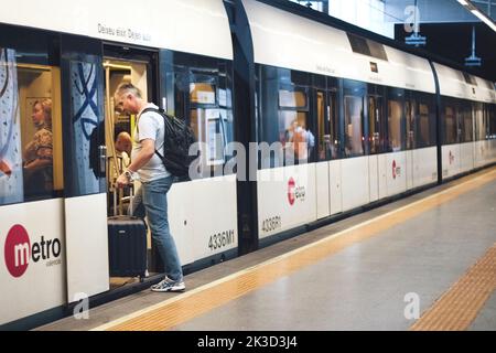 Valencia, Spanien - 10 2022. September: Passagiere, die mit der U-Bahn in das U-Bahn-System steigen Stockfoto