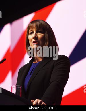 Liverpool, Großbritannien. 24. September 2022. Rachel Reeves, Schattenkanzlerin der Staatsexekarin für die Labour Party, spricht auf der Arbeiterkonferenz in Liverpool. 2022 Credit: Della Batchelor/Alamy Live News Stockfoto