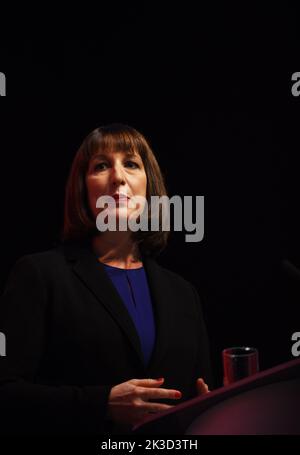 Liverpool, Großbritannien. 24. September 2022. Rachel Reeves, Schattenkanzlerin der Staatsexekarin für die Labour Party, spricht auf der Arbeiterkonferenz in Liverpool. 2022 Credit: Della Batchelor/Alamy Live News Stockfoto