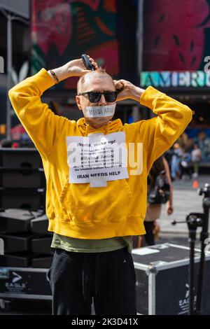 New York City, USA. 25. September 2022. Ein Mann auf dem Times Square in New York City, NY, rasierte sich seinen Kopf in einer Hommage an Mahsa Amini, die in Polizeigewahrsam starb, nachdem sie von der Moralpolizei verhaftet wurde, weil sie ihren Hijab im Iran in Teheran am 25. September 2022 nicht richtig trug. (Foto von Steve Sanchez/Sipa USA) Quelle: SIPA USA/Alamy Live News Stockfoto