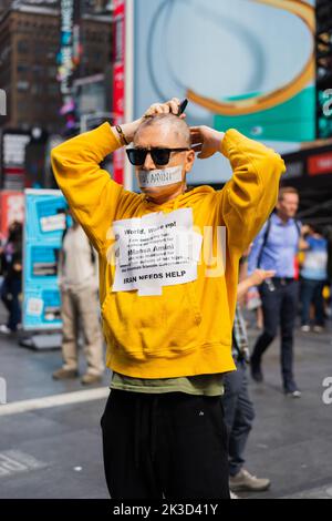 New York City, USA. 25. September 2022. Ein Mann auf dem Times Square in New York City, NY, rasierte sich seinen Kopf in einer Hommage an Mahsa Amini, die in Polizeigewahrsam starb, nachdem sie von der Moralpolizei verhaftet wurde, weil sie ihren Hijab im Iran in Teheran am 25. September 2022 nicht richtig trug. (Foto von Steve Sanchez/Sipa USA) Quelle: SIPA USA/Alamy Live News Stockfoto