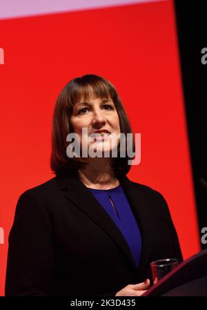 Liverpool, Großbritannien. 24. September 2022. Rachel Reeves, Schattenkanzlerin der Staatsexekarin für die Labour Party, spricht auf der Arbeiterkonferenz in Liverpool. 2022 Credit: Della Batchelor/Alamy Live News Stockfoto
