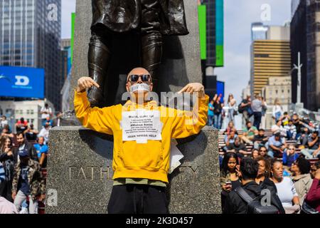 New York City, USA. 25. September 2022. Ein Mann auf dem Times Square in New York City, NY, rasierte sich seinen Kopf in einer Hommage an Mahsa Amini, die in Polizeigewahrsam starb, nachdem sie von der Moralpolizei verhaftet wurde, weil sie ihren Hijab im Iran in Teheran am 25. September 2022 nicht richtig trug. (Foto von Steve Sanchez/Sipa USA) Quelle: SIPA USA/Alamy Live News Stockfoto