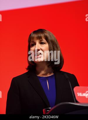 Liverpool, Großbritannien. 24. September 2022. Rachel Reeves, Schattenkanzlerin der Staatsexekarin für die Labour Party, spricht auf der Arbeiterkonferenz in Liverpool. 2022 Credit: Della Batchelor/Alamy Live News Stockfoto