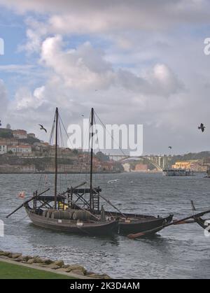 Architektur und Straßen von Porto, Portugal, bunte Stadt mit verschiedenen Attraktionen. Stockfoto