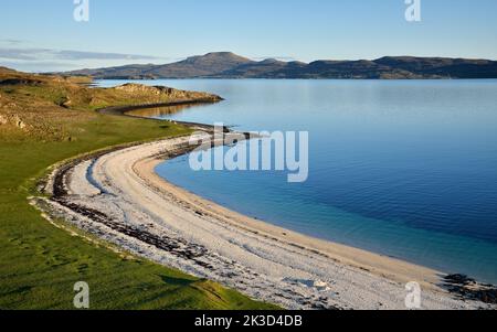 Der wunderschöne Coral Beach entlang des loch Dunvegan ist bei Sonnenuntergang auf der Isle of Skye, Highland, Schottland, völlig verlassen. Stockfoto