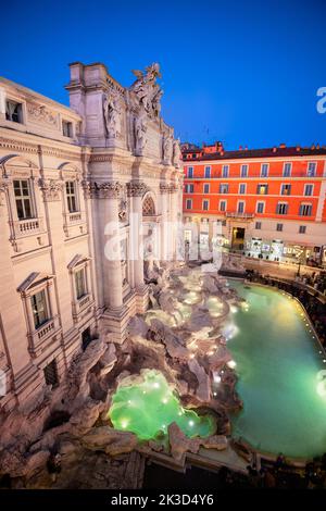 Rom, Italien mit Blick auf den Trevi-Brunnen in der Dämmerung. Stockfoto