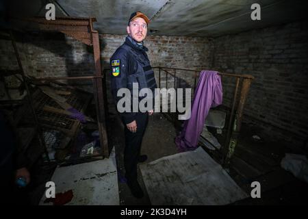 Non Exclusive: LYPTSI, UKRAINE - 24. SEPTEMBER 2022 - Ein Staatsanwalt besucht eines der vielen Keller, in denen, nach Angaben der Anwohner, Menschen waren Stockfoto