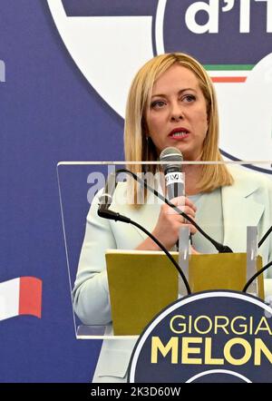 Rom, Italien. 26. September 2022. Giorgia Meloni, Leiterin der italienischen Brüder, hält am 26. September 2022 eine Rede in Rom, Italien. Es wird erwartet, dass eine rechtsgerichtete Koalition die Wahlen gewinnen wird, die zur Erneuerung des italienischen parlaments am Sonntag abgehalten wurden, was Prognosen auf der Grundlage von Teilergebnissen ergab. Quelle: Alberto Lingria/Xinhua/Alamy Live News Stockfoto