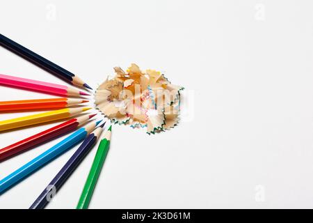 Bleistift und Bleistift Späne auf weißem Hintergrund Stockfoto