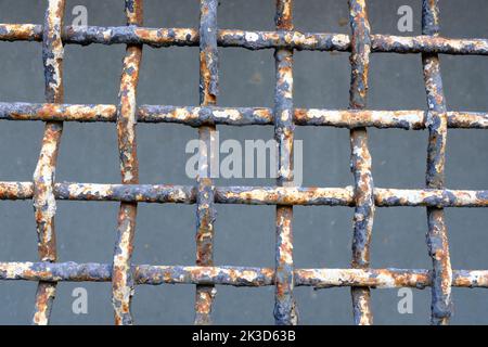Alte rostige Gitter an den Fenstern. Hochwertige Fotos Stockfoto