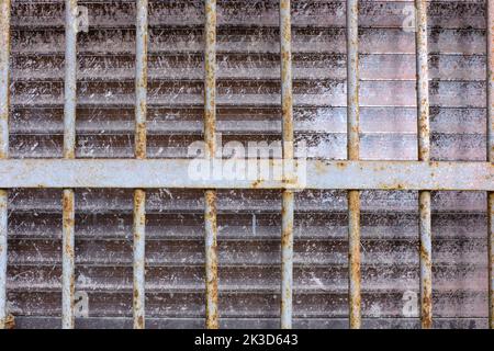 Alte rostige Gitter an den Fenstern. Hochwertige Fotos Stockfoto