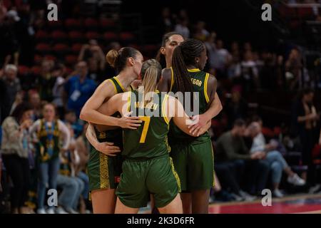 Sydney, Australien. 26. September 2022. Australische Spieler feiern den Sieg während des FIBA Womens World Cup 2022-Spiels zwischen Kanada und Australien im Sydney Superdome in Sydney, Australien. (Foto: NOE Llamas/Sports Press Photo/C - EINE STUNDE DEADLINE - NUR FTP AKTIVIEREN, WENN BILDER WENIGER ALS EINE STUNDE ALT sind - Alamy) Quelle: SPP Sport Press Photo. /Alamy Live News Stockfoto