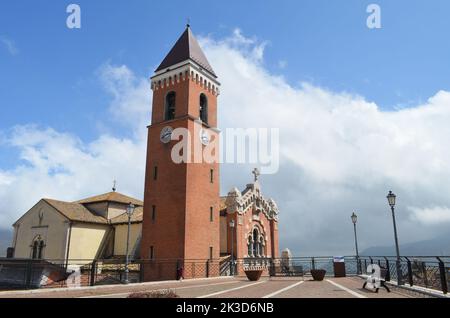 Rivisondoli - Abruzzen - Kirche San Nicola di Bari, Symbol des charakteristischen Bergdorfes Stockfoto